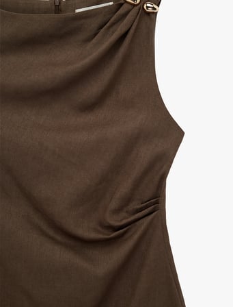 Keten Karışımlı Slim Fit Drapeli Yuvarlak Yaka Metal Aksesuarlı Kolsuz Mini Elbise