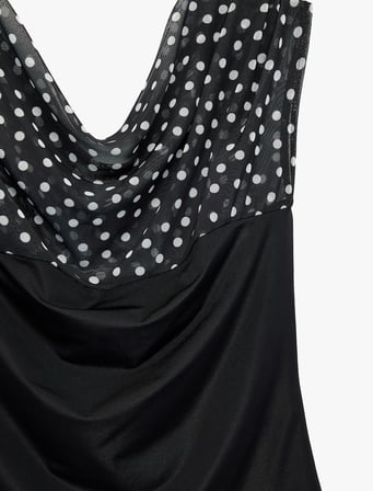 Dökümlü Kayık Yaka Kolsuz Tül Detaylı Puantiyeli Bluz