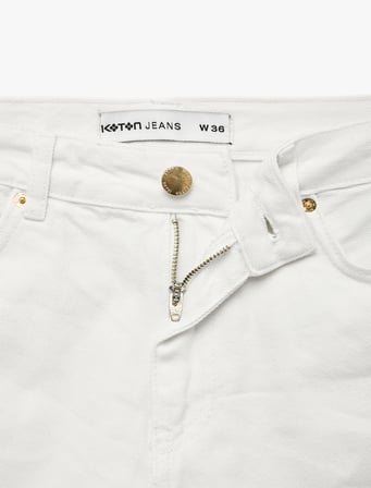Dantel Detaylı Pamuklu Cepli Düğmeli Mini Denim Şort