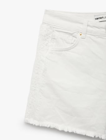 Dantel Detaylı Pamuklu Cepli Düğmeli Mini Denim Şort