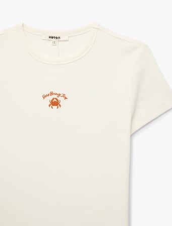Koton X Şahika Ercümen - Slim Fit Bisiklet Yaka Kısa Kollu Yengeç Nakış Detaylı Tişört