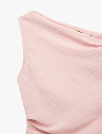 Keten Görünümlü Slim Fit Kolsuz Asimetrik Kesim Kayık Yaka Bluz