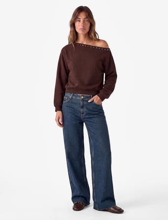Uzun Kollu Zımba Detaylı Asimetrik Kayık Yaka Omzu Açık Sweatshirt