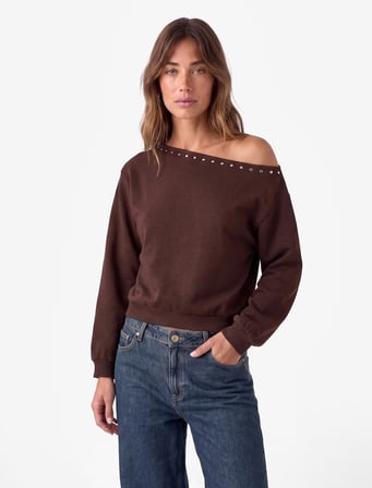 Uzun Kollu Zımba Detaylı Asimetrik Kayık Yaka Omzu Açık Sweatshirt