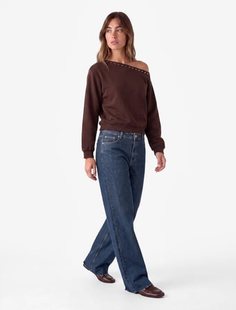 Uzun Kollu Zımba Detaylı Asimetrik Kayık Yaka Omzu Açık Sweatshirt