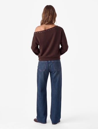 Uzun Kollu Zımba Detaylı Asimetrik Kayık Yaka Omzu Açık Sweatshirt