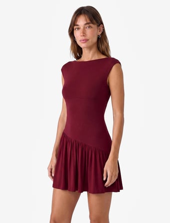 Sandy Kumaş Kolsuz Omzu Açık Asimetrik Madonna Yaka Mini Elbise