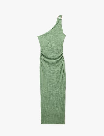 Slim Fit Yırtmaç Detaylı Aksesuarlı Asimetrik Yaka Tek Omuz Bürümcük Elbise