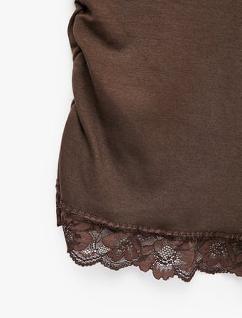 Slim Fit Modal Kumaş Kısa Kollu Asimetrik Yaka Dantel Detaylı Tişört