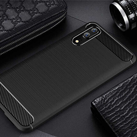 Huawei P20 ile Uyumlu Kamera Korumalı Darbe Önleyici Carbon Brushed Silikon Kılıf