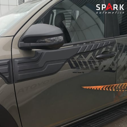Toyota Hilux 2021- Yılı ve Sonrası Uyumlu Yarasa Kapı Kaplama 4 Parça