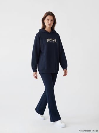 LCW Modest Lacivert Kapüşonlu Brooklyn Baskılı Kadın Sweatshirt Tunik