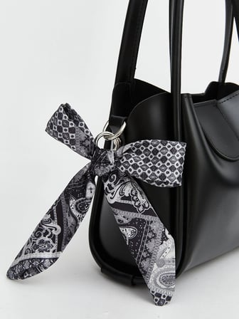 LCW ACCESSORIES Siyah Fular Aksesuarlı Deri Görünümlü Kadın Omuz Çantası