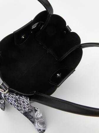 LCW ACCESSORIES Siyah Fular Aksesuarlı Deri Görünümlü Kadın Omuz Çantası