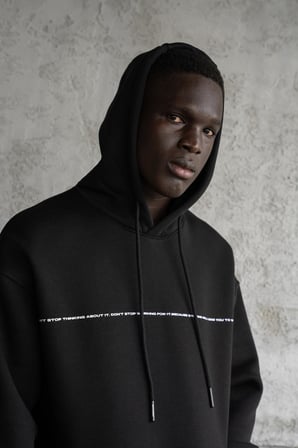 Erkek Patience Baskılı Kapüşonlu Sweatshirt Siyah
