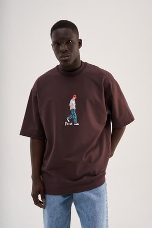 Erkek Minimal Baskılı ve Nakışlı Oversize Tişört Kahverengi
