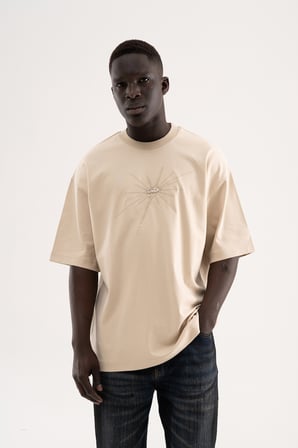 Erkek Nakışlı Metal Logo İnterlok Oversize Tişört Açık Bej