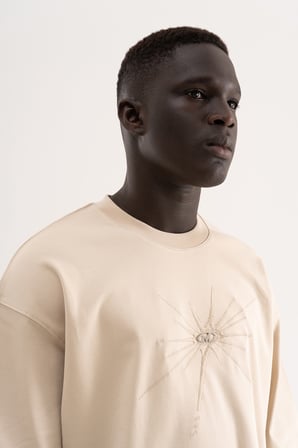 Erkek Nakışlı Metal Logo İnterlok Oversize Tişört Açık Bej