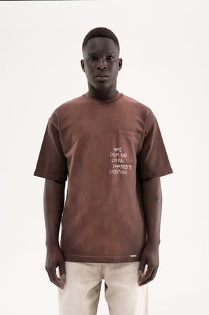Erkek Printed Pocket Tee Oversize Tişört Koyu Kahverengi
