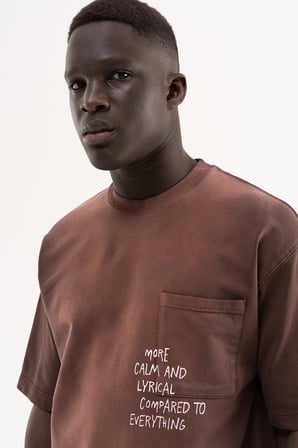 Erkek Printed Pocket Tee Oversize Tişört Koyu Kahverengi