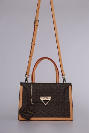 Monogram Baskılı Charm Detaylı Uzun Askılı Şık Tasarım Kadın El ve Omuz Çantası Kahverengi
