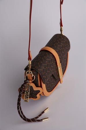 Oval Tasarım Monogram Desenli Charm Hediyeli Küçük Boy Kadın Omuz Çantası Kahverengi