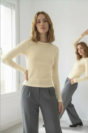 Kadın Esnek Kumaşlı Vücuda Oturan Slim Fit Uzun Kollu Lacivert T-Shirt