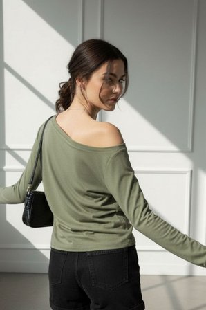 Siyah Beyaz Çizgili Kadın Düşük Omuz Kayık Yaka Rahat Kesim Uzun Kollu T-Shirt