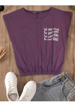 Lastik Detaylı Slogan Baskılı Kolsuz Tişört