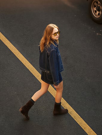 Rahat Kalıp Düğme Detaylı Mini Denim Şort Etek