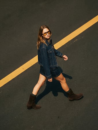Rahat Kalıp Düğme Detaylı Mini Denim Şort Etek