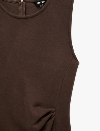 Slim Fit Bisiklet Yaka Yırtmaçlı Drape Detaylı Kolsuz Midi Elbise