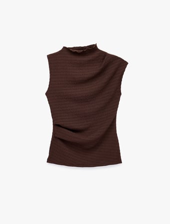 Bürümcük Kumaş Dokulu Slim Fit Asimetrik Kesim Drape Detaylı Dik Yaka Kolsuz Bluz
