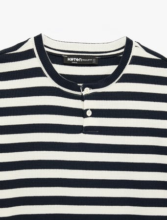 Regular Fit Kısa Kollu Düğmeli Henley Yaka Çizgili Tişört