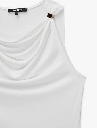 Slim Fit Metal Aksesuarlı Drapeli Viskon Degaje Yaka Kolsuz Bluz