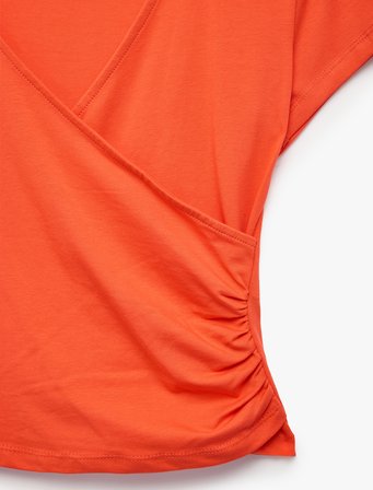 Pamuklu Slim Fit Kısa Kollu Kruvaze Yaka Büzgülü Tişört