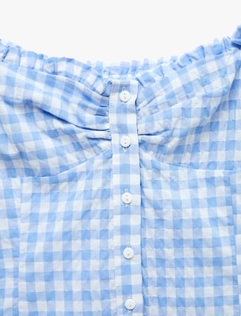 Pamuklu Slim Fit Düğme Detaylı Drapeli Fırfırlı Yaka Kap Kol Pötikareli Bluz