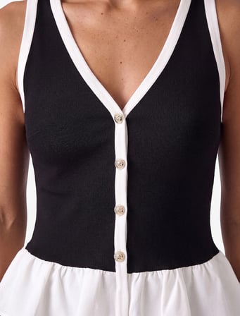 Metal Süslü Düğmeli Krep Scuba Kumaş Volanlı V Yaka Peplum Kolsuz Bluz