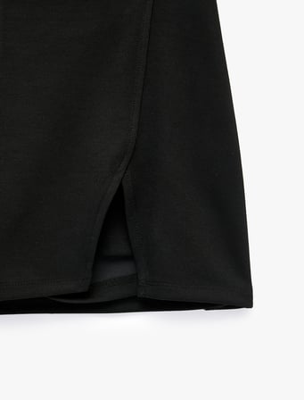 Slim Fit Yırtmaç Detaylı Viskon Karışımlı Mini Spor Şort Etek