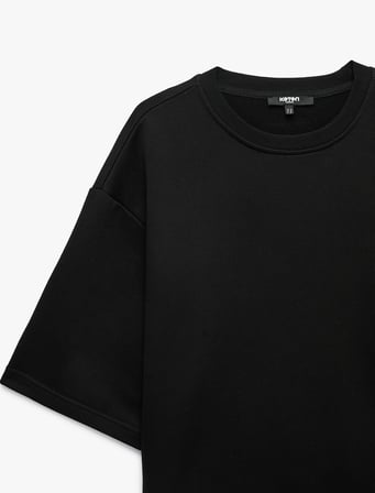 Etiket Detaylı Üç İplik Rahat Kalıp Bisiklet Yaka Kısa Kollu Sweatshirt