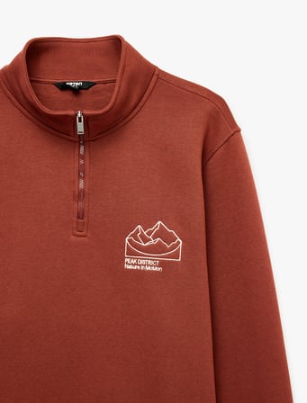 Uzun Kollu Üç İplik Şardonlu Nakışlı Yarım Fermuarlı Sweatshirt
