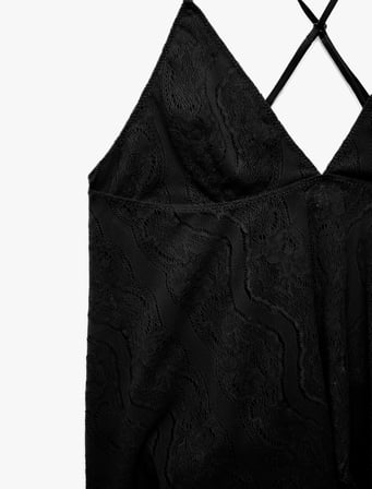 Rahat Kalıp İnce Askılı V Yaka Dantelli Pijama Üstü