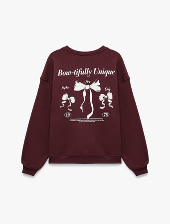 Rahat Kalıp Bisiklet Yaka Şardonlu Arkası Fiyonk Baskılı Sweatshirt