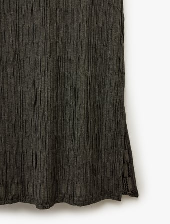 Slim Fit Yırtmaçlı Bürümcük Kumaş Dokulu Midi Kalem Etek