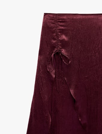 Yırtmaçlı Asimetrik Dokulu Mürdüm Rengi Midi Saten Etek Bağlama Detaylı Büzgülü