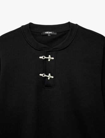 Uzun Kollu Süslü Kapamalı Üç İplik Şardonlu Bisiklet Yaka Sweatshirt