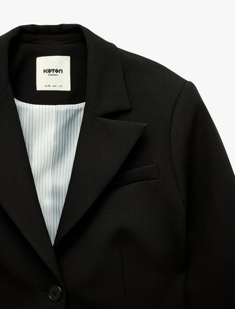 Düğmeli Geniş Yaka Uzun Kollu Crop Blazer Ceket