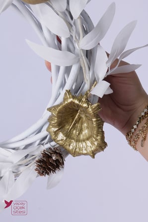Yapay Çiçek Sitesi Dekoratif Kapı Süsü Beyaz Söğüt Yapraklı Gold Detaylı Yeni Yıl Çelengi 30 cm