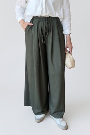 Beli Bağcıklı ve Pili Detaylı Geniş Paça Pantolon
