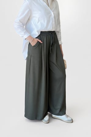 Beli Bağcıklı ve Pili Detaylı Geniş Paça Pantolon